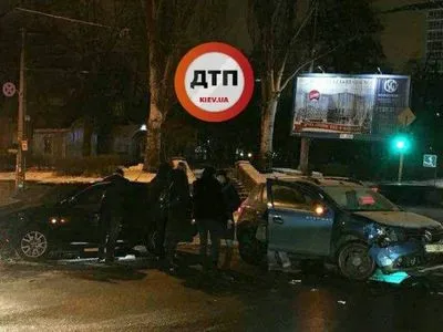 ДТП возле столичного кинотеатра "Киевская Русь": столкнулись три автомобиля