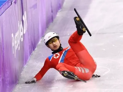 ОИ-2018: Конькобежец с КНДР упал во время забега и попытался свалить японского конкурента