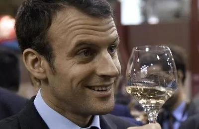 Президент Франції не проти алкореклами, бо сам регулярно п'є вино