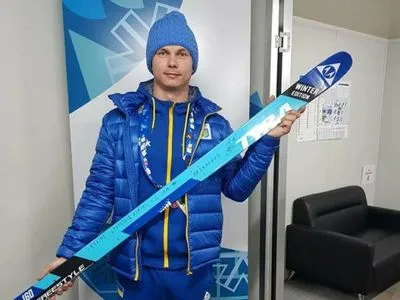 Абраменко передал в Олимпийский музей свою лыжу украинского производства