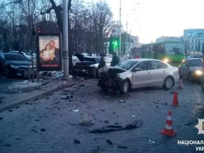 ДТП у Харкові: зіткнулося 4 авто, два водії у лікарні