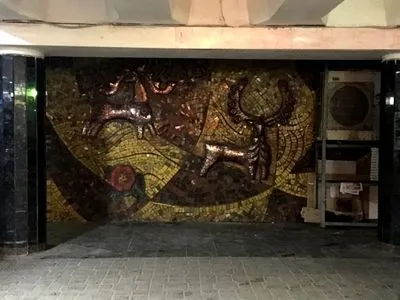 Після демонтажу МАФів на Майдані відкрився доступ до мозаїк на стінах
