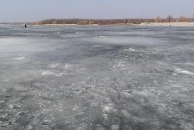 На Каменском водохранилище 50 рыбаков унесло от берега на льдине