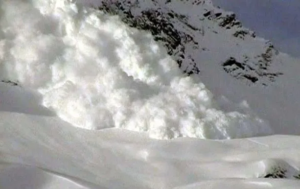 Через загрозу сходження лавин на Закарпатті оголосили штормове попередження