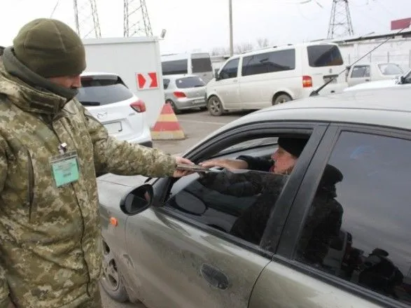 У чергах на КПВВ на Донбасі стоять 650 автівок