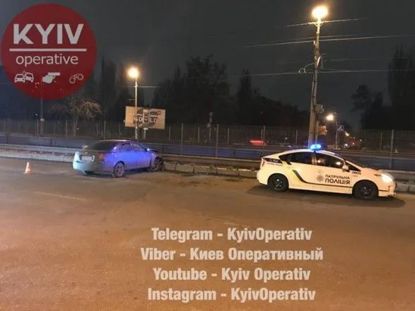 dtp-u-stolitsi-avtomobil-zitknuvsya-z-ogorozheyu-shvidkisnogo-tramvayu