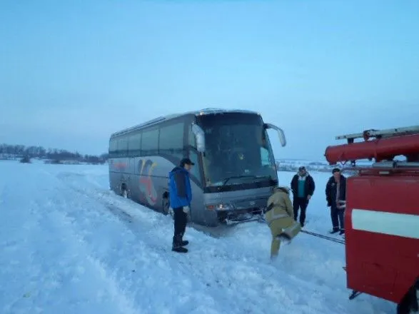 Автобус с иностранцами застрял в сугробе в Киевской области