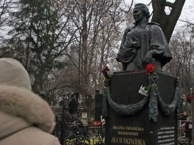 У Києві осквернили могилу поетеси Лесі Українки
