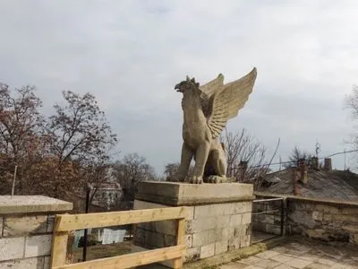 З Мітрідатських сходів у окупованій Керчі вивезли скульптури грифонів