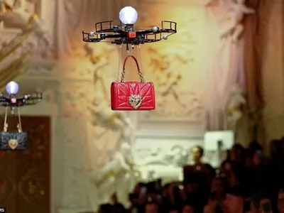 На показі Dolce&Gabbana замість моделей на подіум вилетіли дрони