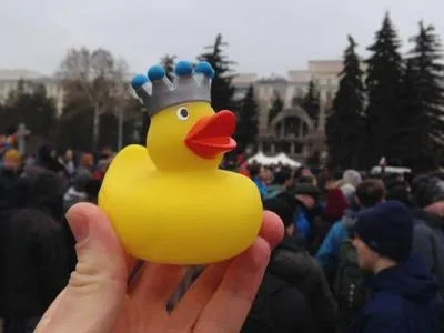 В Петербурге мужчину арестовали на 25 суток за желтую надувную утку