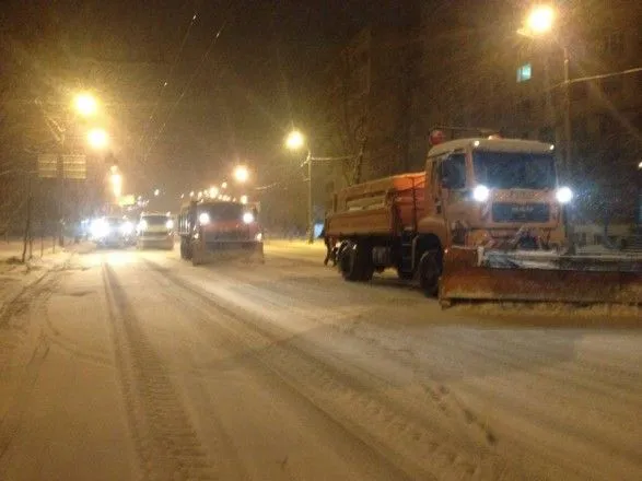 Более 270 единиц техники расчищает снег в Киеве