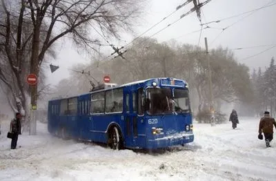 Из-за непогоды в Одессе ограничили движение пассажирского транспорта