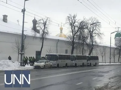 Прес-конференція Президента: поблизу Мистецького Арсеналу три автобуси з поліцією
