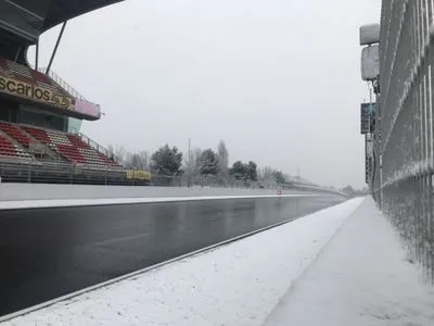 Трассу "Формулы-1" в Барселоне засыпало снегом