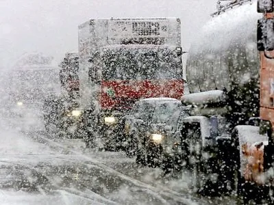 Из-за снегопада ограничили въезд в Одессу для грузовиков