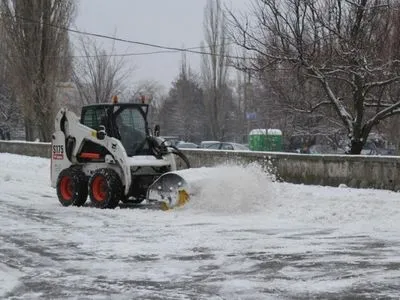 Для расчистки дорог от снега в Украине задействовано более 1,7 тыс. единиц техники