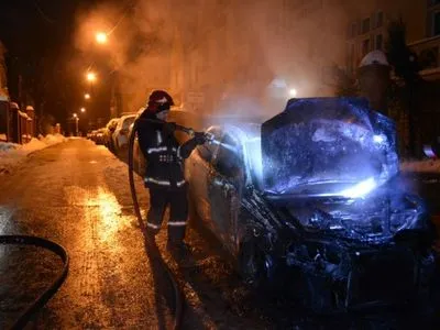 Во Львове сгорела машина жены чиновника горсовета