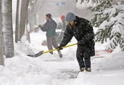 Сьогодні в Україні очікується сніжна вітряна погода