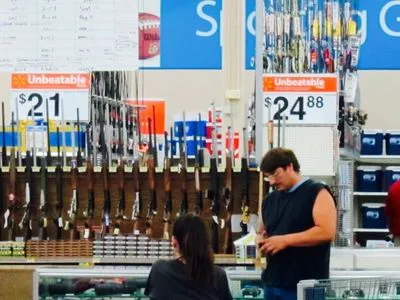 Walmart не будет продавать оружие и боеприпасы лицам моложе 21 года