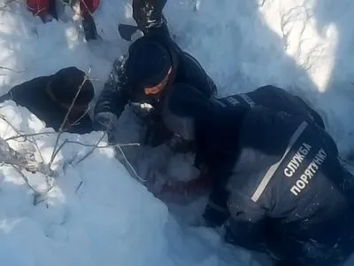 Дівчинка потрапила під двометровий сніговий завал на Харківщині