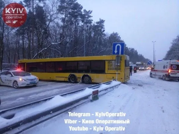 ДТП на Житомирській трасі: автобус перегородив дорогу