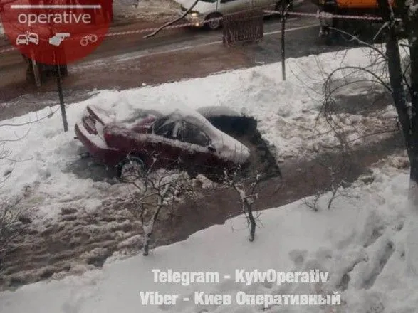 На Ольжича в столиці прорвало трубу, під землю провалилося авто