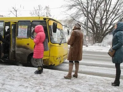 Прорив тепломережі спровокував зміни у русі автобусів у столиці