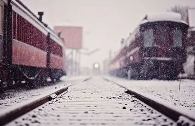 Из-за снегопадов в пути задержались восемь поездов