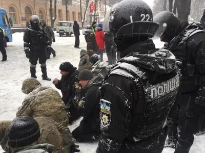 Разгон под ВР: пострадали четверо полицейских, задержаны более 100 человек