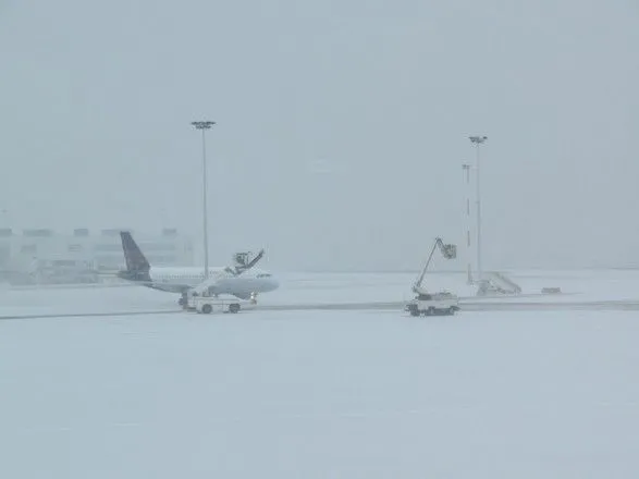 Непогода в Европе: аеропрот Брюссель отменил 130 рейсов