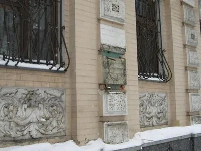 З фасаду будівлі Музею Лесі Українки у Києві викрали бюст поетеси