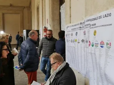 На виборчих дільницях в Італії утворилися черги