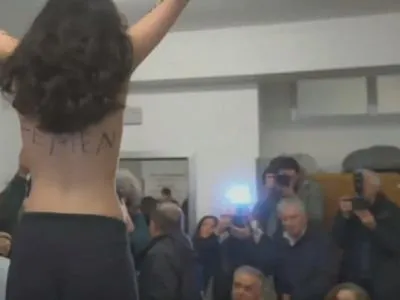 Femen в Италии обнажилась на избирательном участке, где голосовал Берлускони