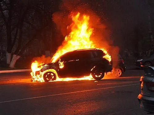 На паркінгу у Києві згоріло дві іномарки