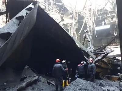 На Дніпропетровщині рятувальники дістали з-під завалів цеху тіло працівника