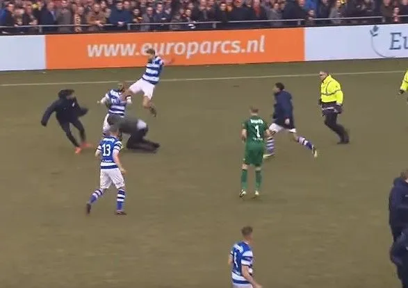 Фанати у Нідерландах побилися з гравцями на футбольному полі