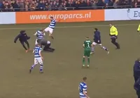 Фанаты в Нидерландах подрались с игроками на футбольном поле