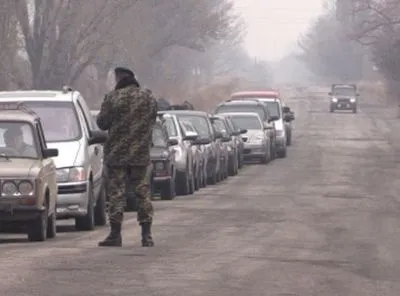 На Донбасі в чергах на КПВВ зібралось 390 автомобілів