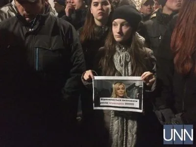 Коридор ганьби і поліція: у Львові активісти блокують концерт Білик