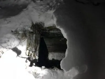 Ребенок провалился в трехметровую яму со снегом в Кировоградской области