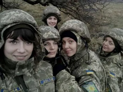 Порошенко назвал точное количество женщин, которые служат в украинской армии