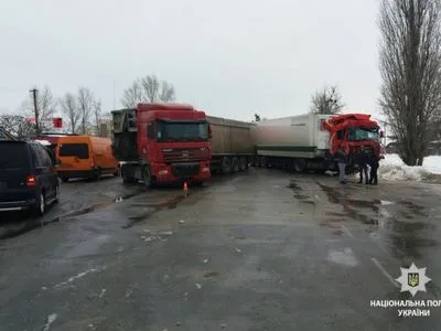На трассе Киев-Харьков столкнулись четыре грузовика