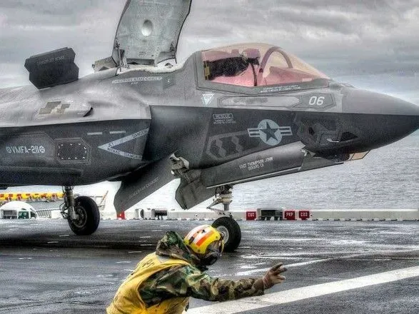 На десантному кораблі ВМС США в Японії розміщені новітні бойові літаки F-35B