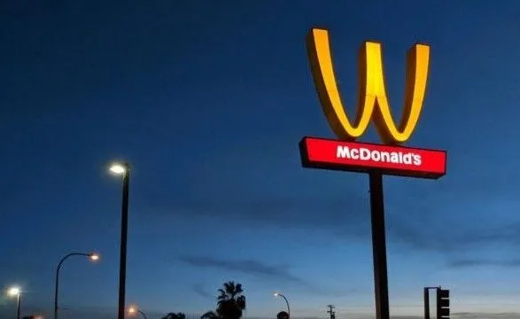 McDonald's впервые в истории сменил логотип в честь 8 марта