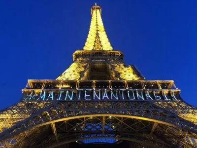 У Парижі підсвічування Ейфелевої вежі змінили на підтримку прав жінок