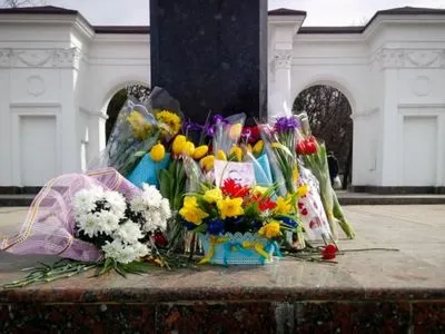 В Крыму к памятнику Шевченко принесли цветы с сине-желтыми лентами