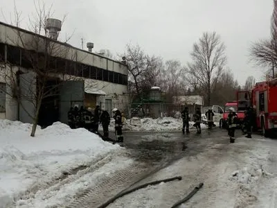 У Києві під час пожежі в ангарі згоріли чотири автобуси