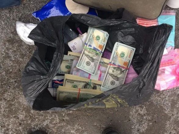 Тисячі доларів та медикаменти чоловік намагався провезти на окупований Донбас