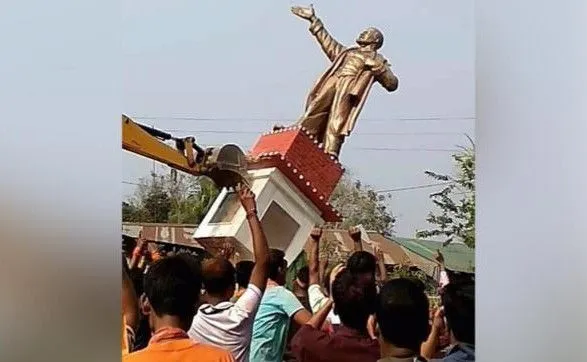 После поражения коммунистов на выборах в Индии повалили памятник Ленину